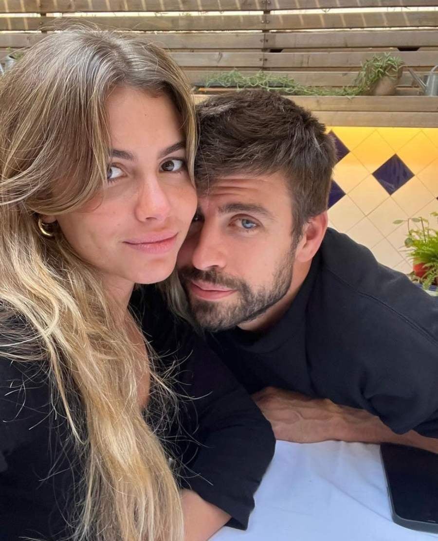 Piqué y Clara posando para foto 