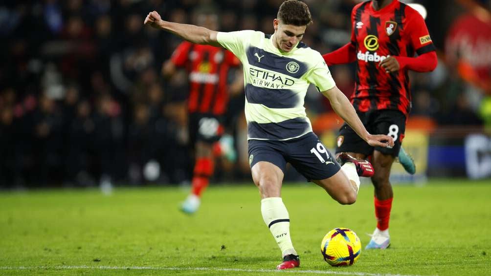 Julián Álvarez rematando a gol