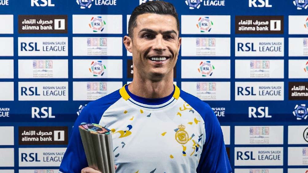 Cristiano Ronaldo recibe premio al mejor jugador del mes