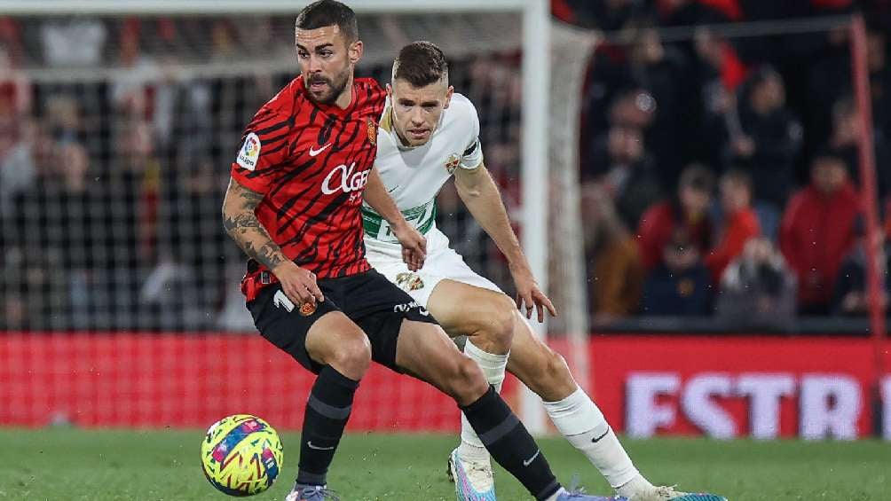 Dani Rodríguez disputand el balón con jugador del Elche