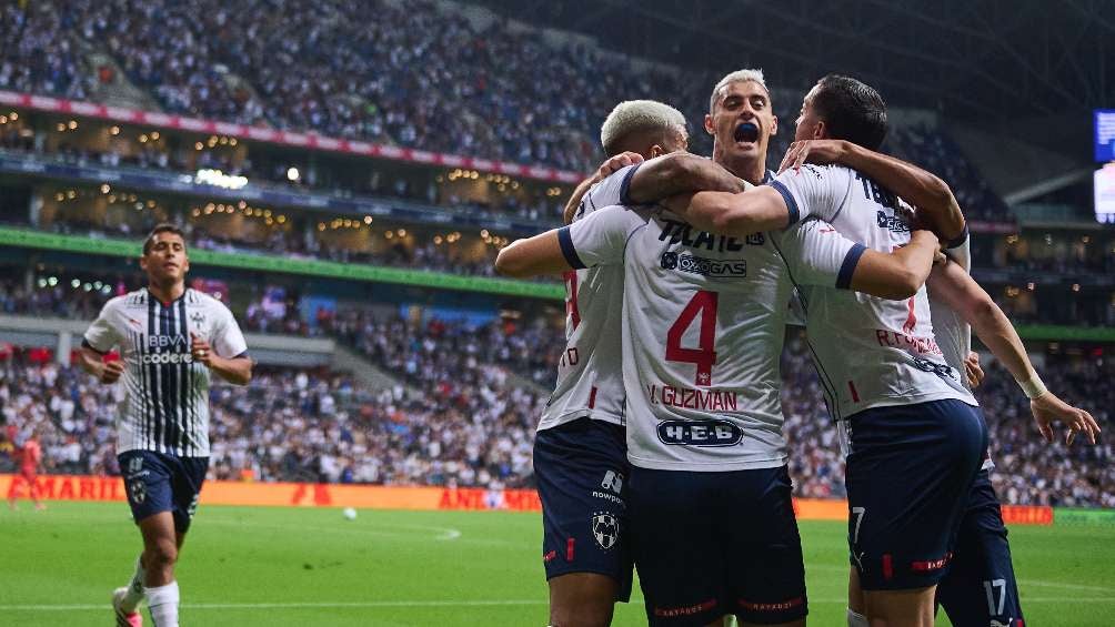 Rayados celebrando gol en casa