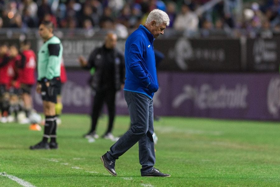 Ferretti dirigiendo juego con Cruz Azul 