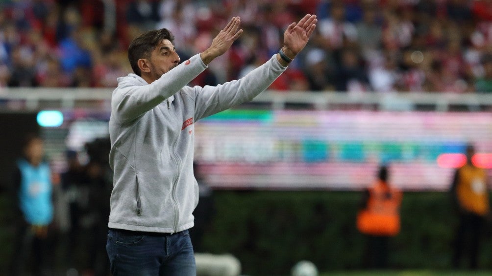 Veljko Paunovic dirigiendo a Chivas 