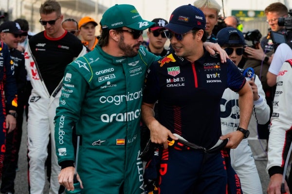 Checo junto a Fernando Alonso 