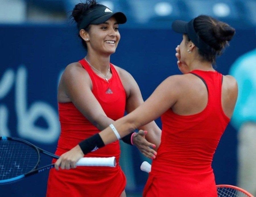 Yuliana Lizarazo y María Paulina Pérez celebrando 