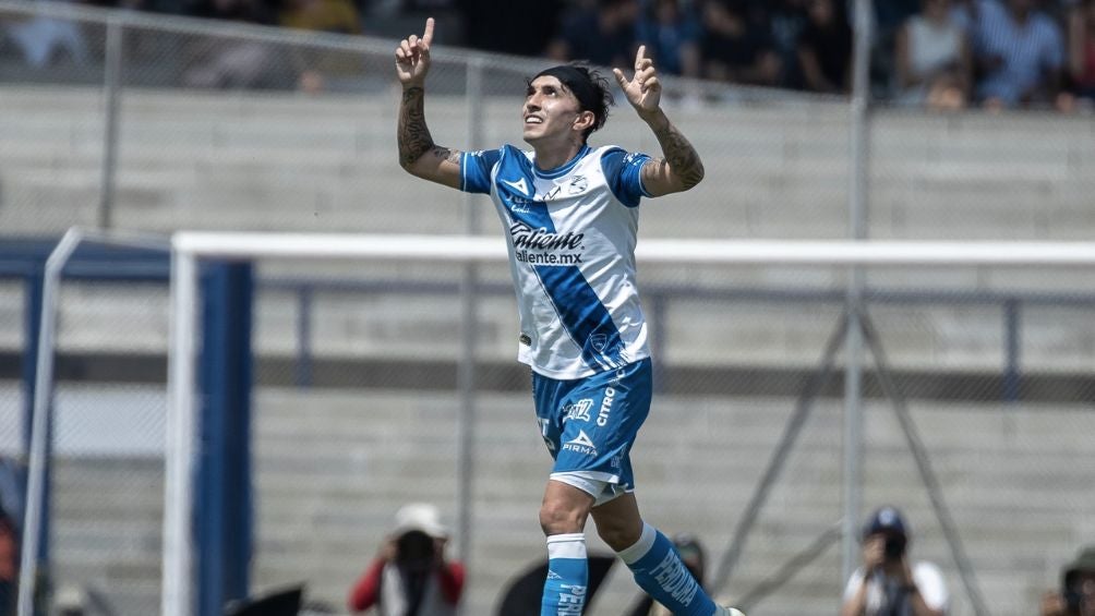 Omar Fernández celebra el primer gol de Puebla