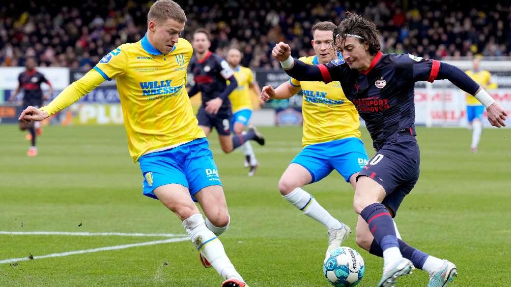 Fabio Silva mandando centro en la jugada de gol