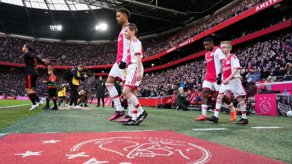 Ajax y NEC saliendo al campo de juego