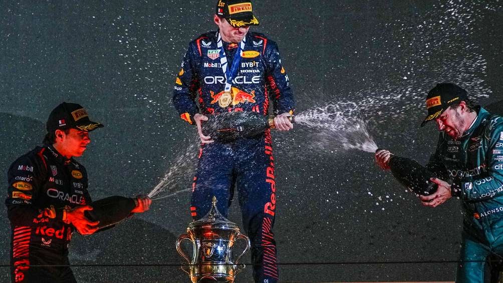 Checo, Max y Alonso festejando el pódium