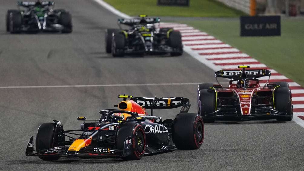 Checo Pérez superando a Sainz en Bahréin