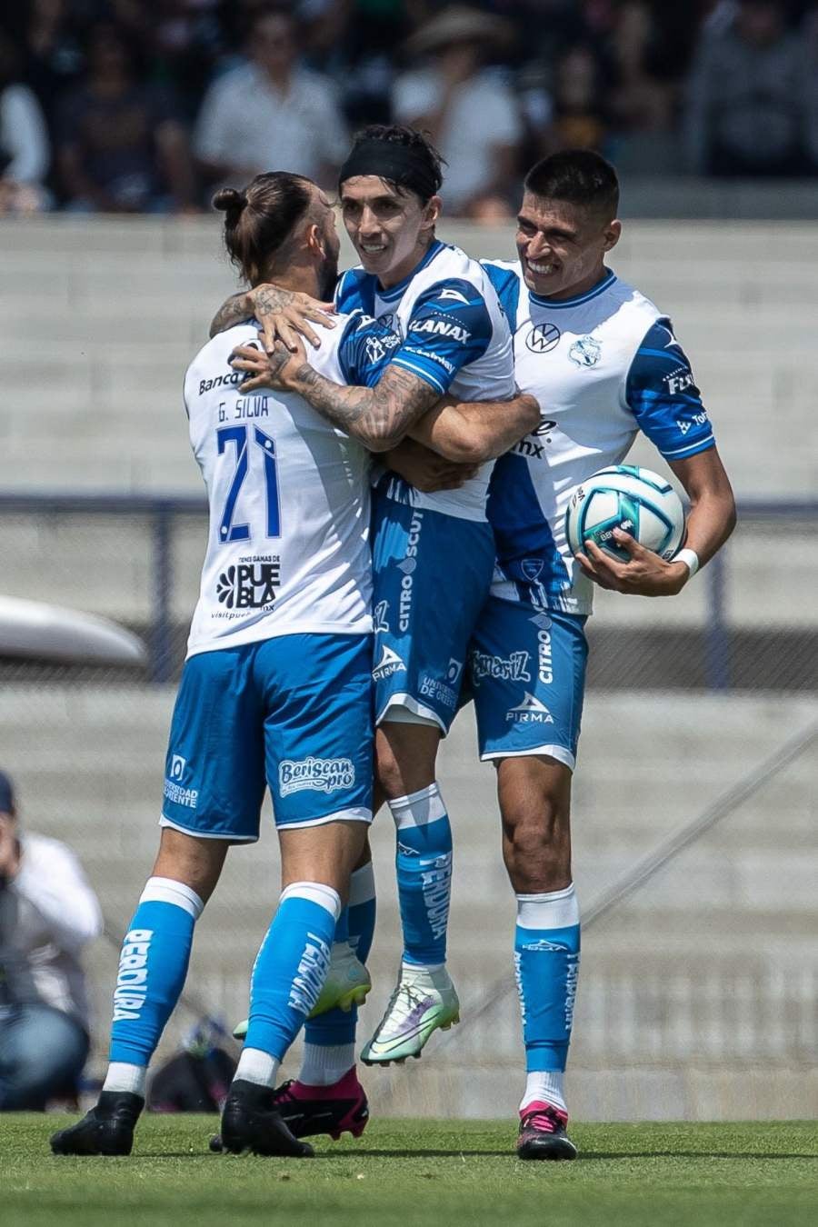 Equipo de Puebla festejando gol contra Pumas 