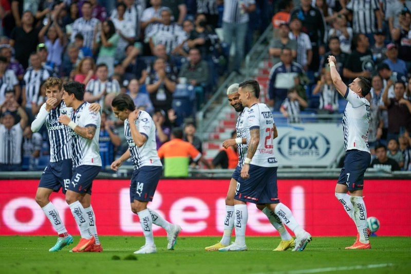 Jugadores de Rayados agradeciendo a la afición