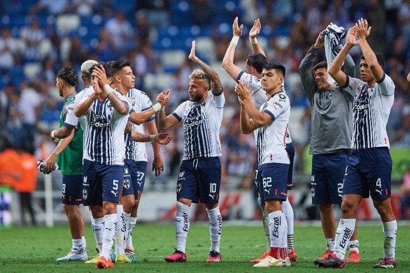 Jugadores de Rayados agradeciendo a la afición