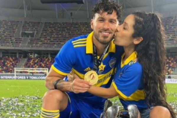 Valdez junto a su esposa