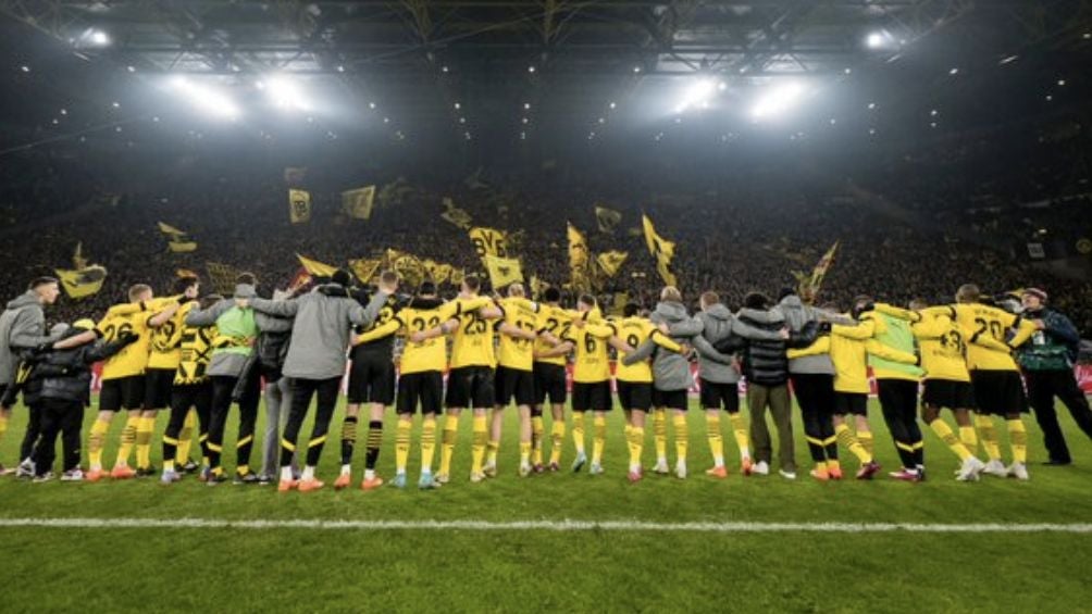 El equipo celebra con su afición los tres puntos