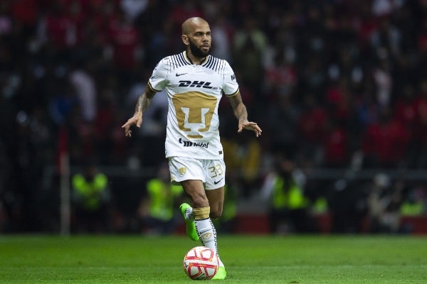 Dani Alves jugando con Pumas