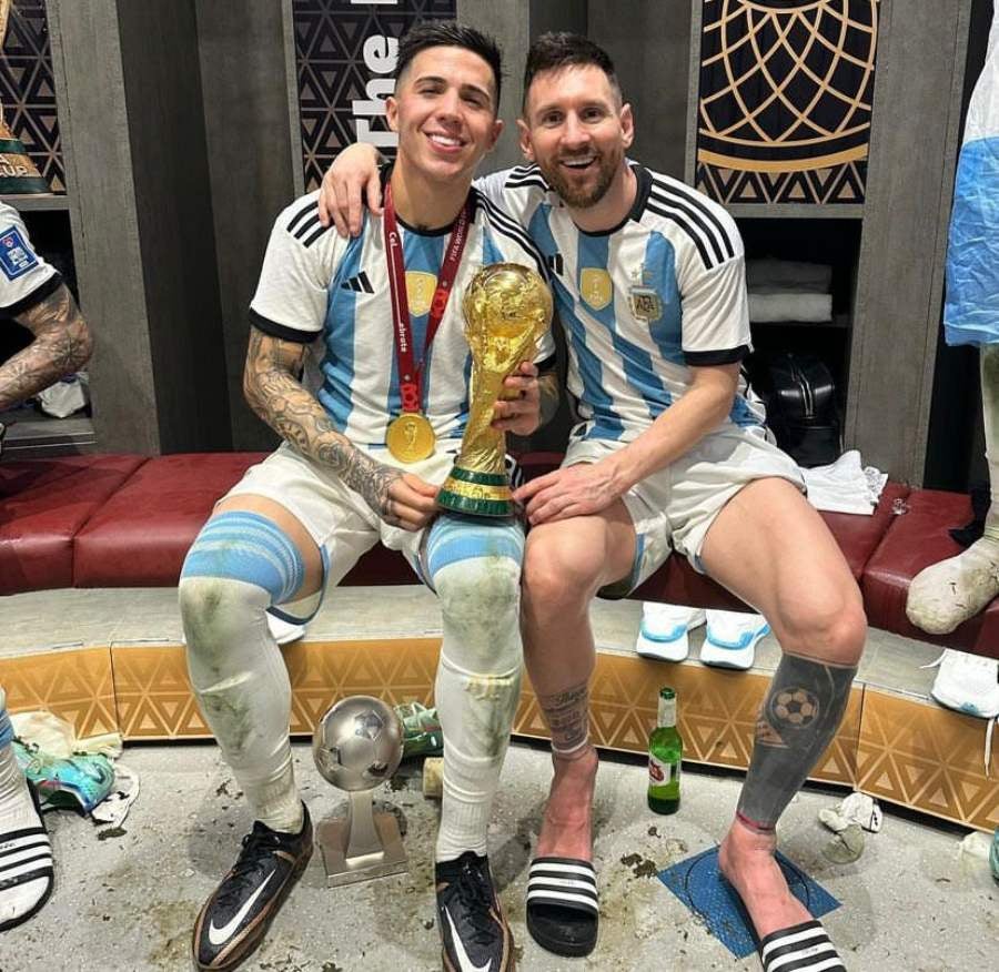 Messi y Enzo festejando juntos el campeonato del Mundo 