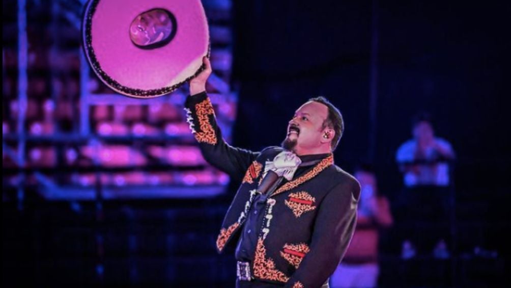 Pepe Aguilar mandó un cordial "saludo" a todos sus detractores