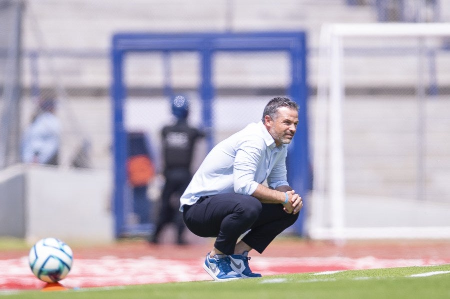 Rafa Puente Jr dirigiendo en juego de Liga MX 