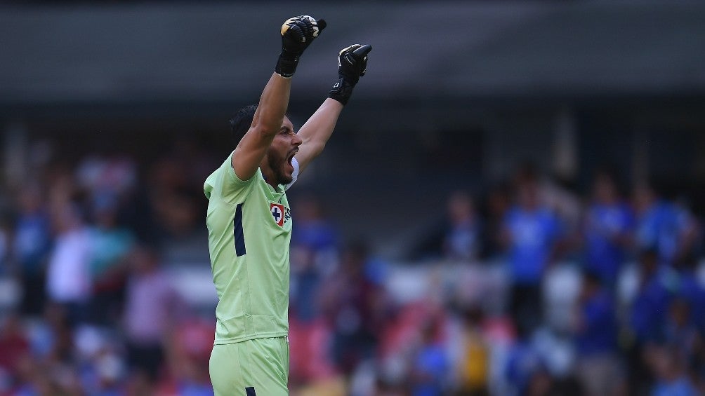 Jesús Corona celebra con Cruz Azul