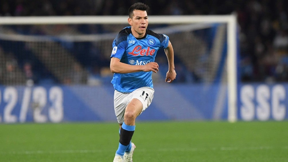 Hirving Lozano en partido con el Napoli