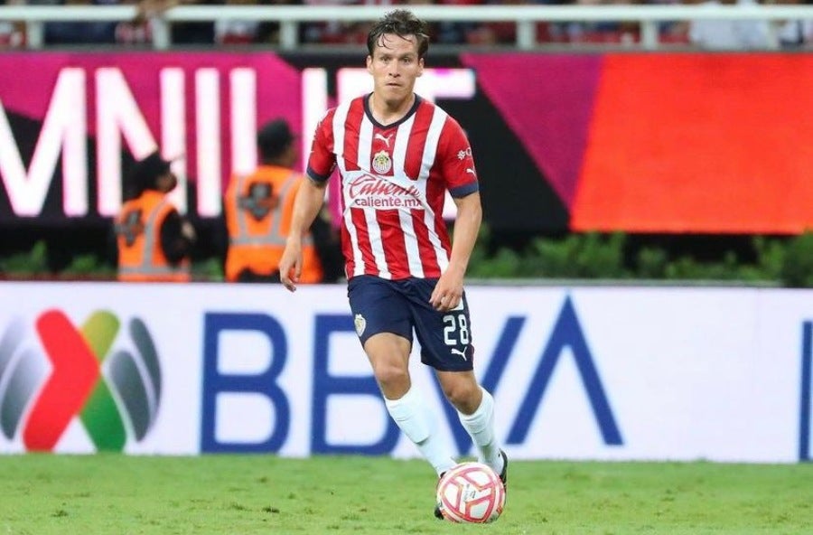 Fernando Gonzáles en juego con las Chivas 