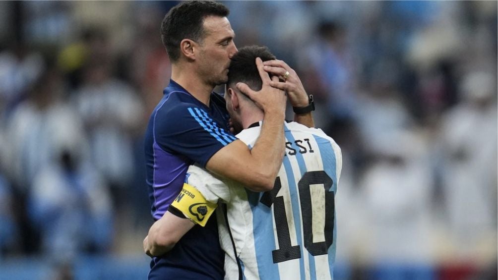 Scaloni celebra la victoria junto a Lionel Messi