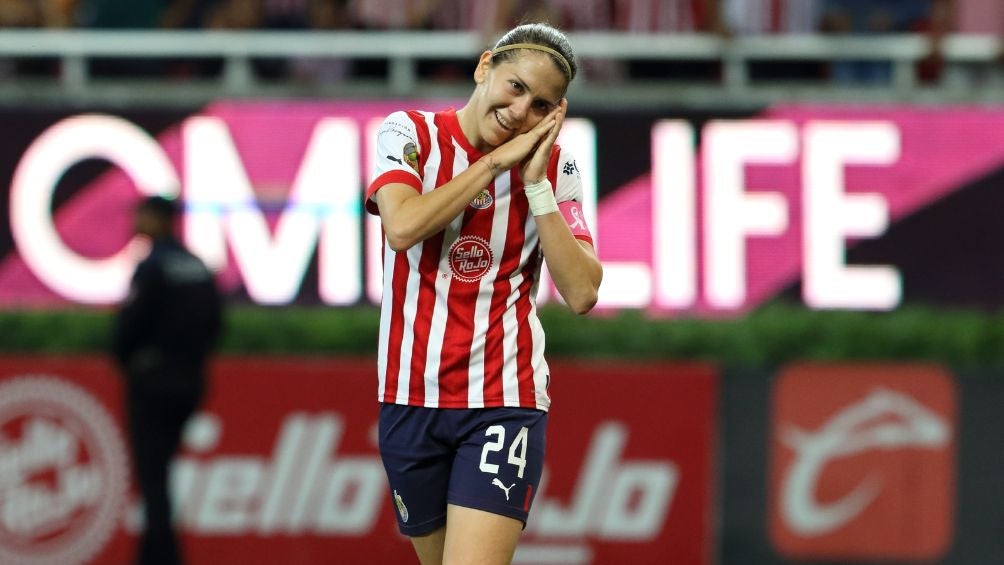 Alicia celebrando gol con Chivas