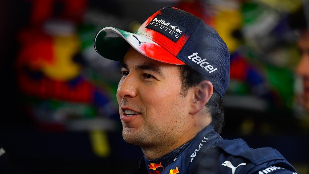 Checo Pérez muestra su cuello de 'Superman' y se hace viral en redes sociales