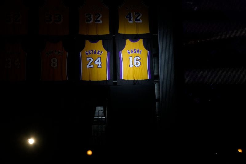 Camiseta retirada de Pau Gasol junto a la del fallecido Kobe Bryant