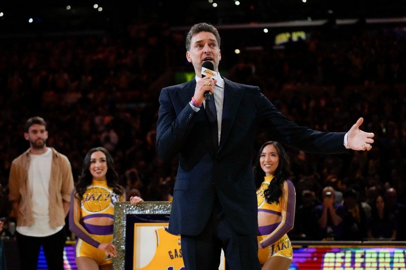 Paul Gasol habla durante la ceremonia de retiro de su camiseta