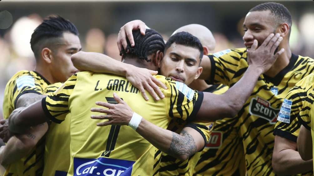 Jugadores del AEK Atenas festejando gol