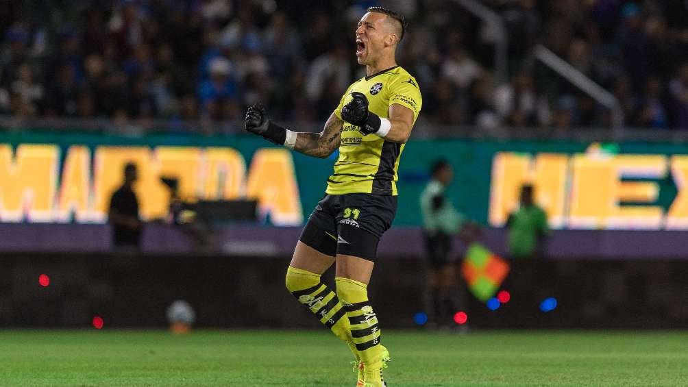 Nicolás Vikonis festejando gol del Mazatlán