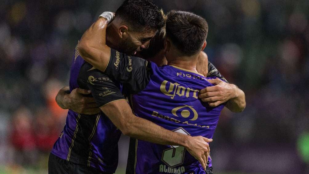 Jugadores de Mazatlán festejando gol vs Cruz Azul