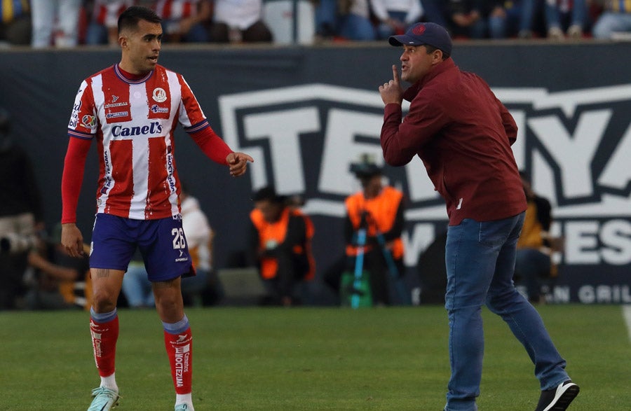 André Jardine da indicaciones a su futbolista