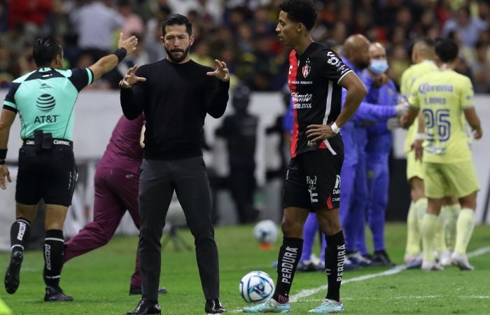 Benjamín Mora dando indicaciones en un partido de Liga MX