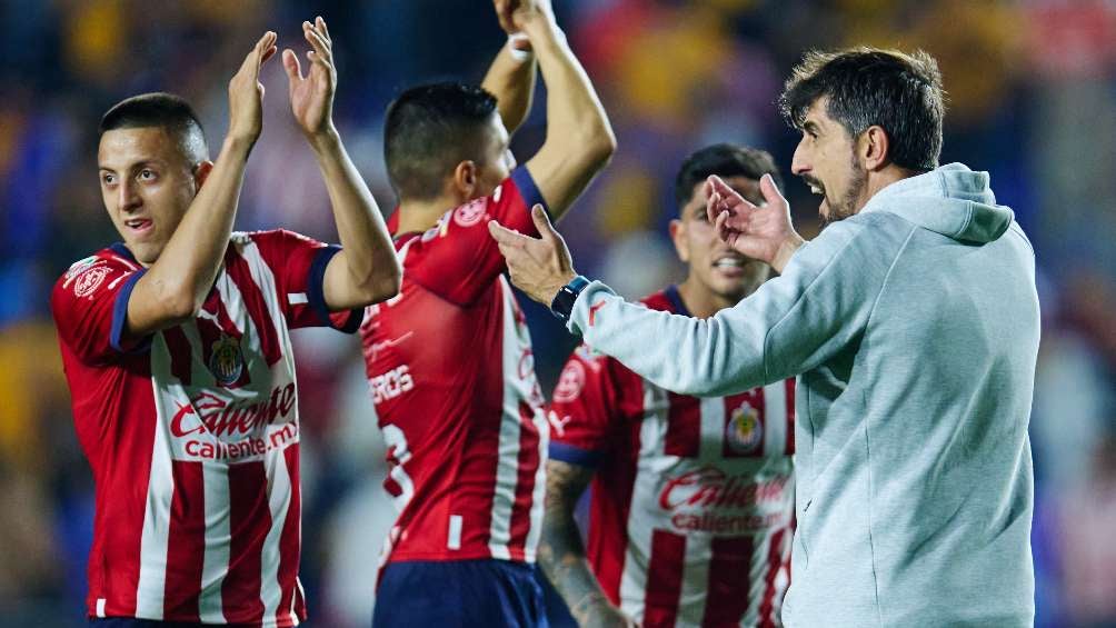 Paunovic y jugadores festejando victoria vs Santos