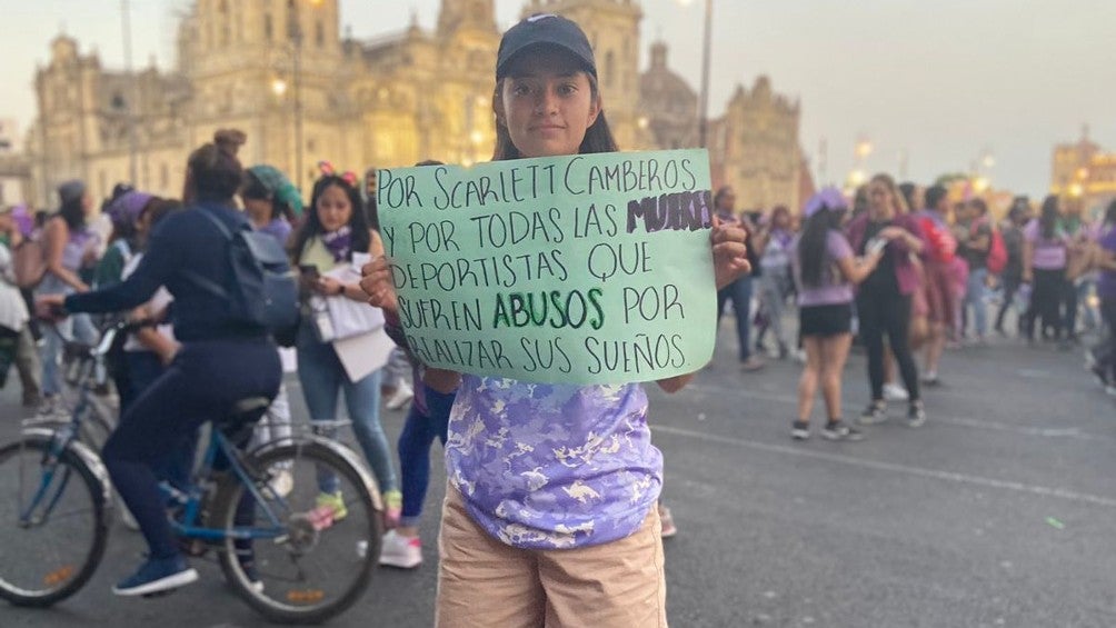 Scarlett Camberos fue apoyada en marcha feminista del Día Internacional de la Mujer