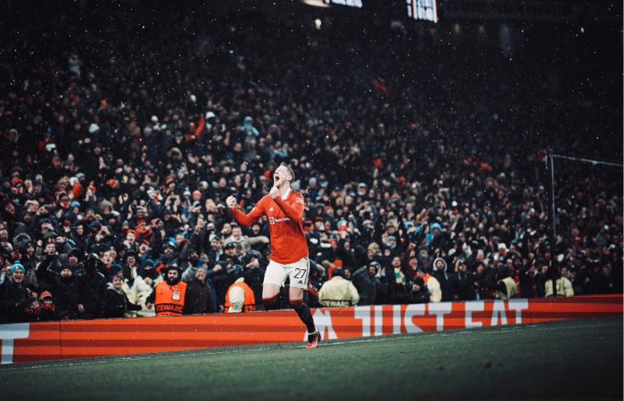 Wout Weghorst celebrando su anotación y el cuarto gol del Manchester United al Betis