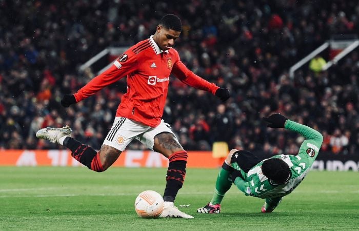 Marcus Rashford antes de disparar para anotar el primer gol ante el Betis