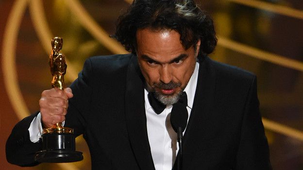 Alejandro González Iñárritu recibiendo un Oscar