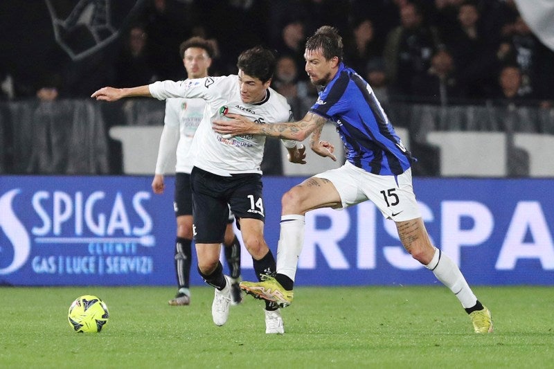 Francesco Acerbi y Eldor Shomurodov en disputa por el balón