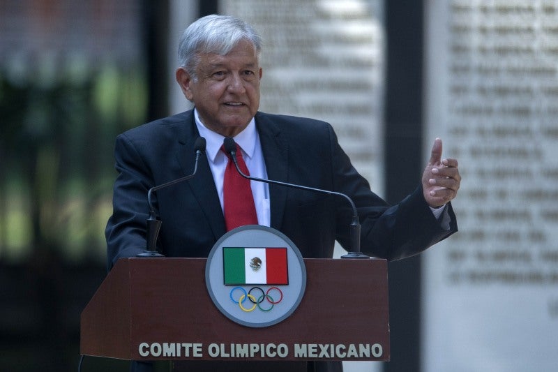 AMLO durante un evento