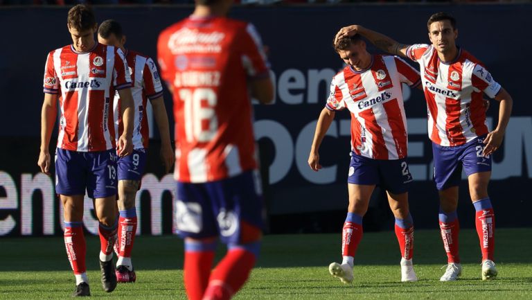 Jugadores del Atlético de San Luis celebran gol 