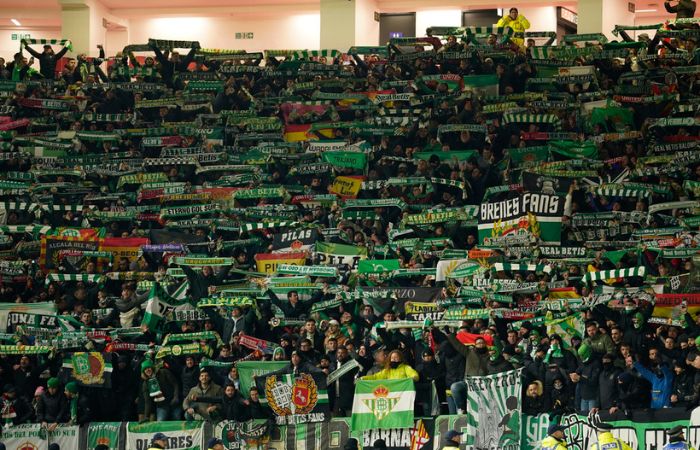 Aficionados del Betis en Old Trafford en el encuentro ante el Manchester United