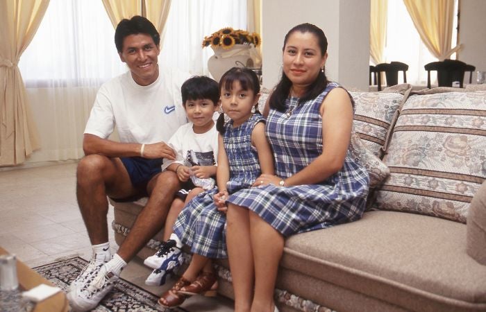 Claudio Suárez y su familia en la época en que era jugador de Chivas