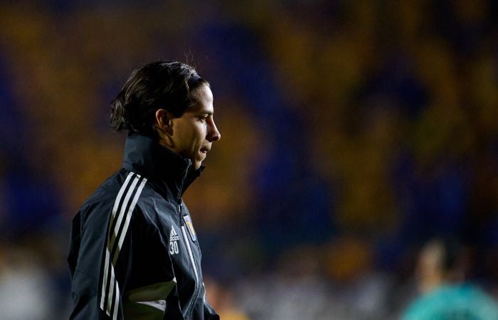 Diego Láinez, exjugador de América, calentando para un partido de Tigres