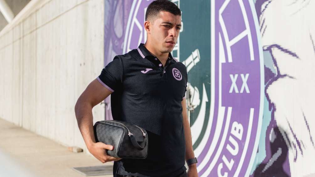 Erik Lira llegando al Estadio de Mazatlán