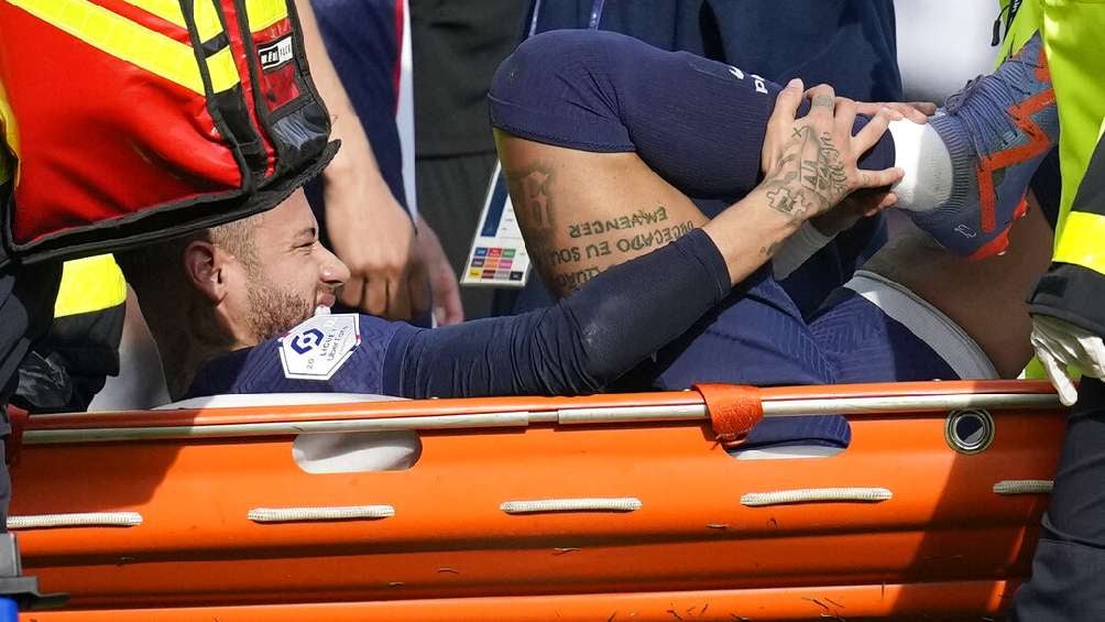 Neymar sale en camilla por lesión 