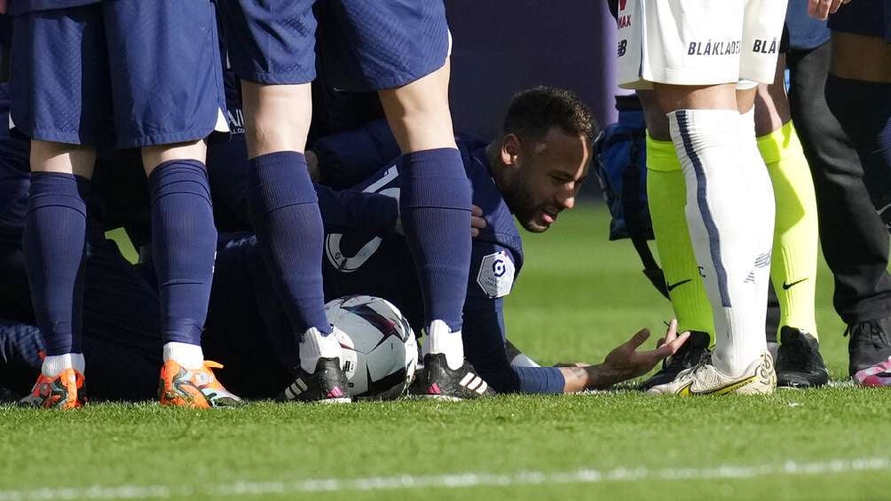 Neymar siendo asisitido por lesión en el tobillo